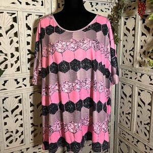 TOTALLY CUTE PINK GREY & BLACK OVERSIZED HONEYCOMB PATTERN SHORT SLEEVE PLUS TOP
